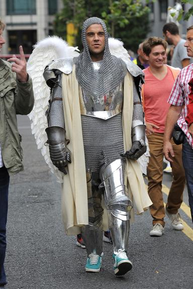 Robbie Williams aparece como um cavaleiro de asas na ruas de Londres