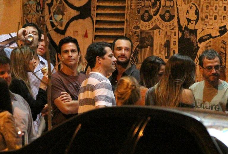 Rodrigo Santoro e Marcelo Serrado em barzinho carioca