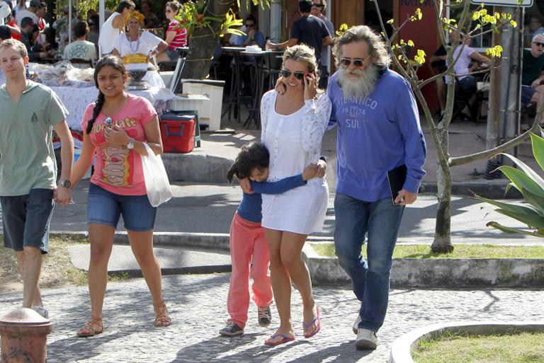 José de Abreu, o Nilo de 'Avenida Brasil', desfruta de almoço em família no Rio