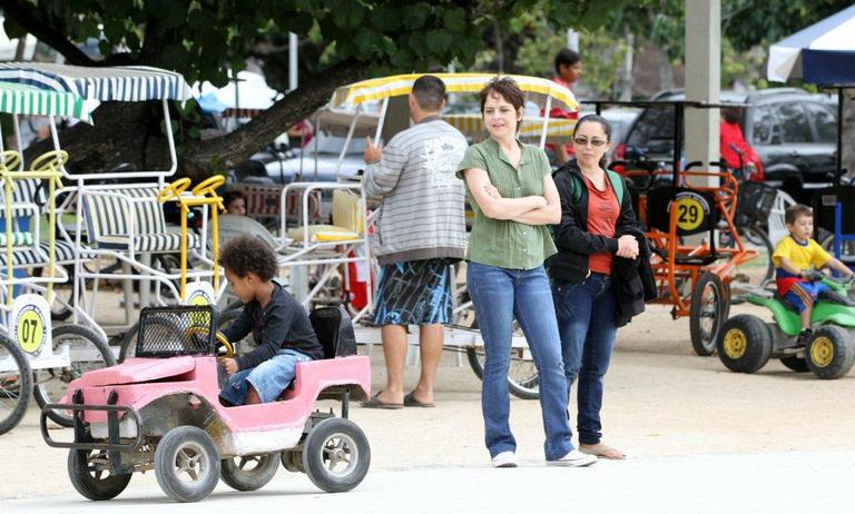 Drica Moraes leva o filho Mateus para brincar na Lagoa Rodrigo de Freitas, Rio