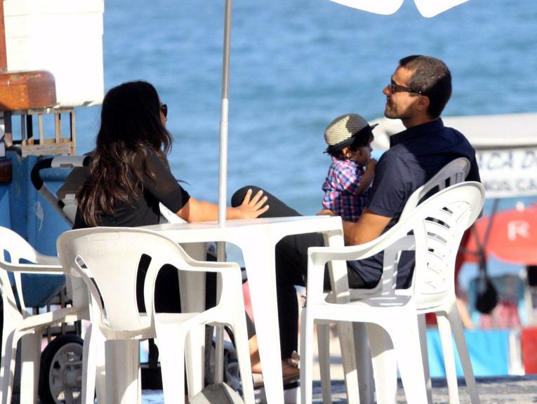 Ricardo Pereira e Francisca Pinto passeiam com Vicente