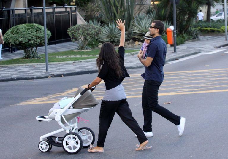 Ricardo Pereira e Francisca Pinto passeiam com Vicente