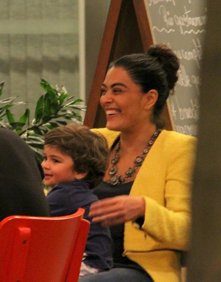 Juliana Paes passeia com o marido, Carlos Eduardo Baptista, e o filho, Pedro