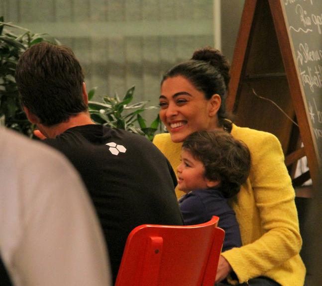 Juliana Paes passeia com o marido, Carlos Eduardo Baptista, e o filho, Pedro