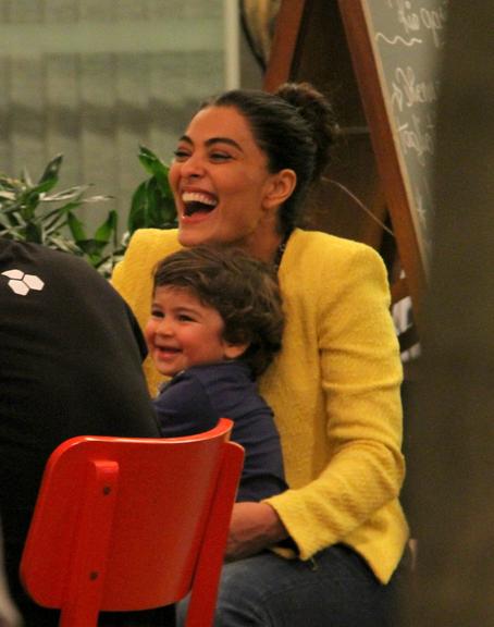 Juliana Paes passeia com o marido, Carlos Eduardo Baptista, e o filho, Pedro