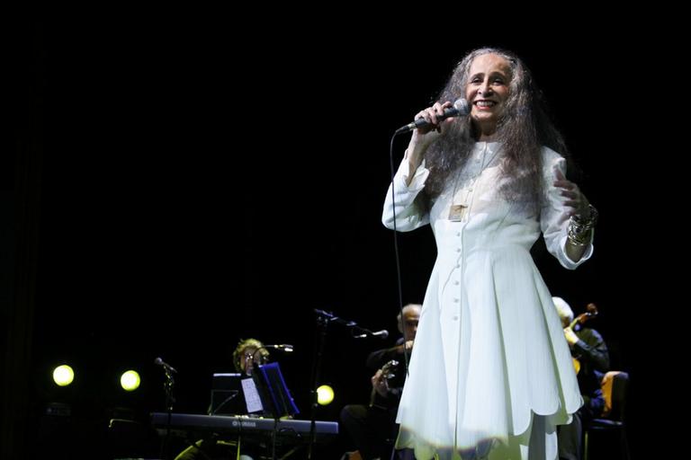 Maria Bethânia interpreta Chico Buarque no Rio