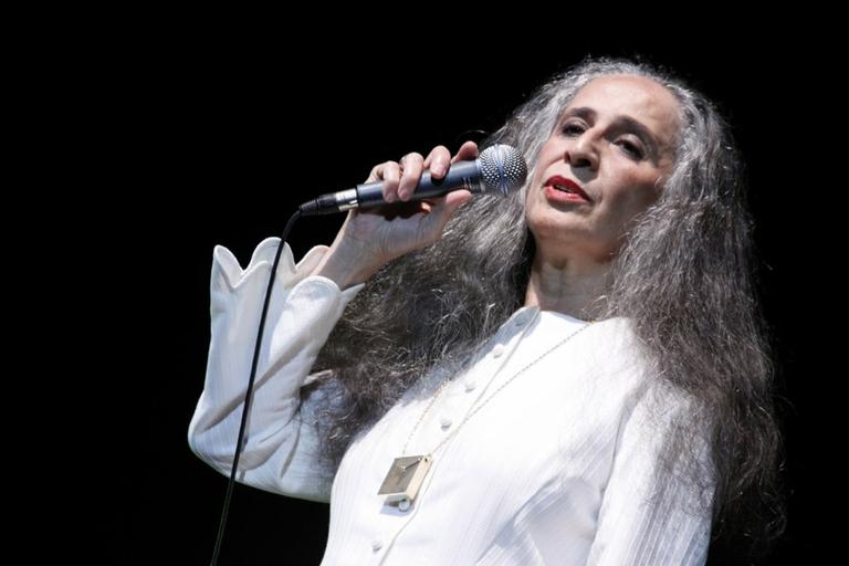 Maria Bethânia interpreta Chico Buarque no Rio