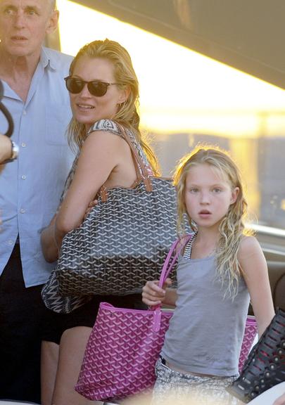 Kate Moss e filha, Lila Grace, aproveitam férias em St. Tropez