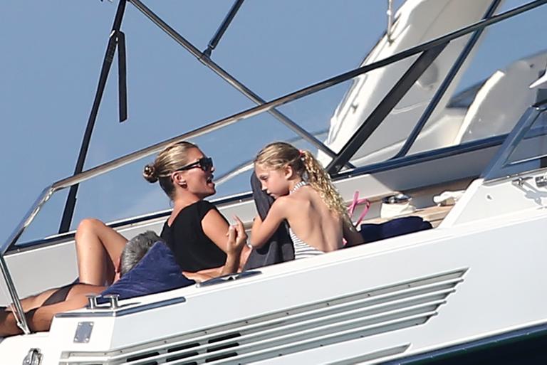 Kate Moss e filha, Lila Grace, aproveitam férias em St. Tropez