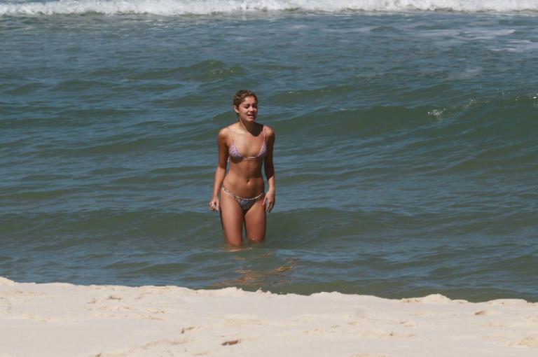 Sophie Charlotte, Thaila Ayala e Fernanda Paes Leme na praia