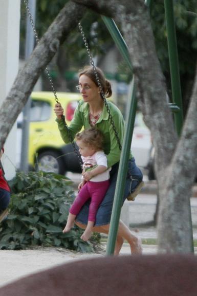 Betty Gofman em passeio com as filhas gêmeas