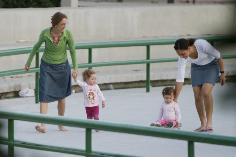 Betty Gofman em passeio com as filhas gêmeas