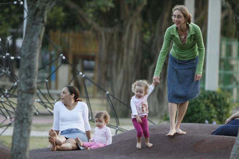 Betty Gofman em passeio com as filhas gêmeas