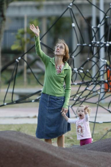 Betty Gofman em passeio com as filhas gêmeas