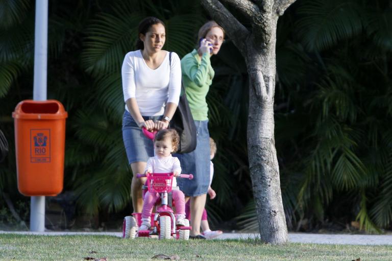 Betty Gofman em passeio com as filhas gêmeas