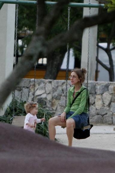 Betty Gofman em passeio com as filhas gêmeas