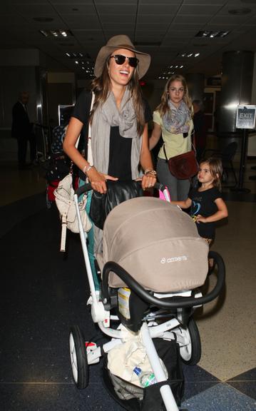 Alessandra Ambrosio chega a Los Angeles com a família