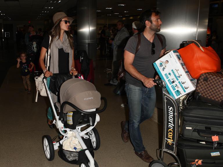 Alessandra Ambrosio chega a Los Angeles com a família