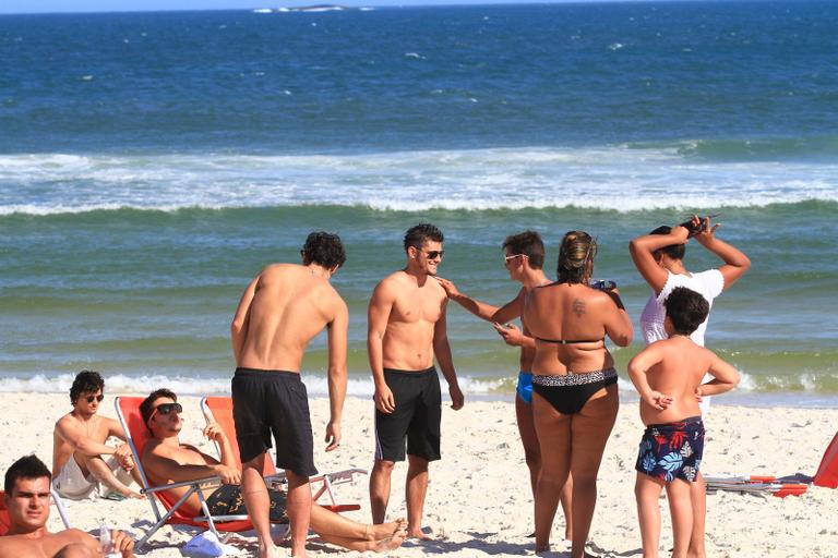 Bruno Gissoni e seus amigos na praia