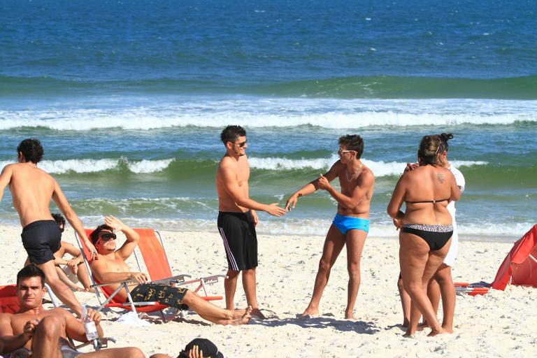 Bruno Gissoni e seus amigos na praia