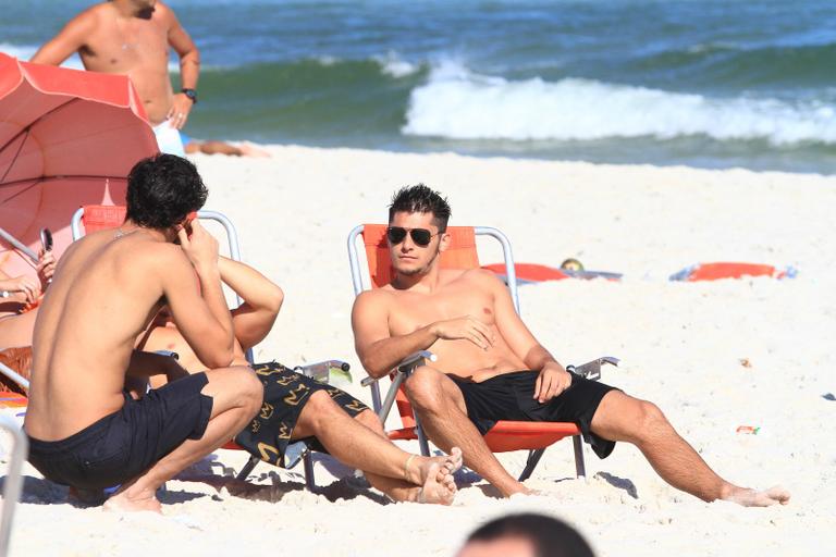 Bruno Gissoni e seus amigos na praia