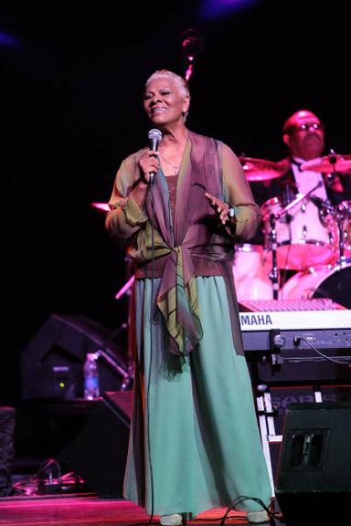 Ao lado de Emilio Santiago, a diva Dionne Warwick se apresenta em São Paulo 