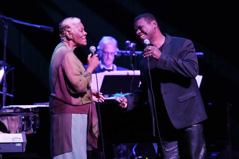 Ao lado de Emilio Santiago, a diva Dionne Warwick se apresenta em São Paulo 