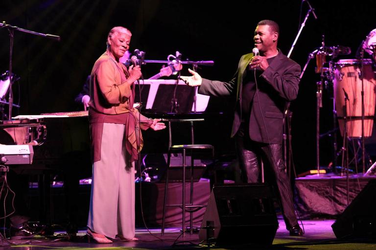 Ao lado de Emilio Santiago, a diva Dionne Warwick se apresenta em São Paulo 