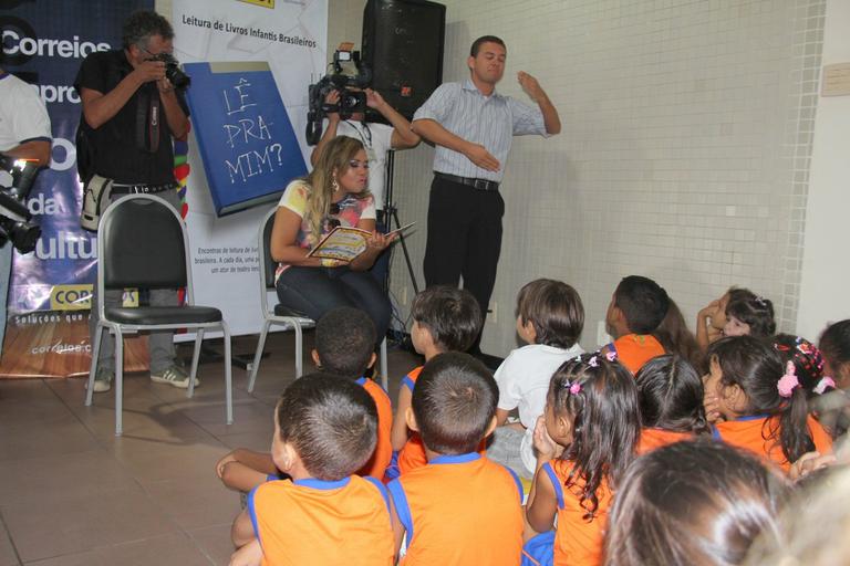 Gaby Amarantos participa de projeto de leitura