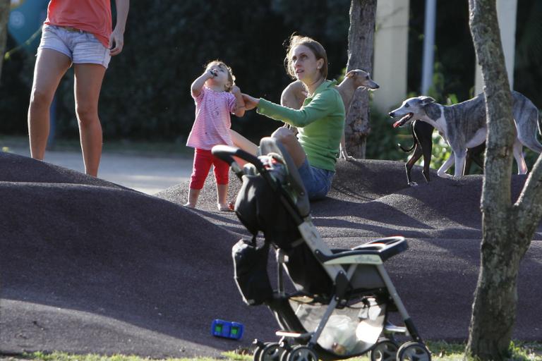 Betty Gofman com a filha e seus pets