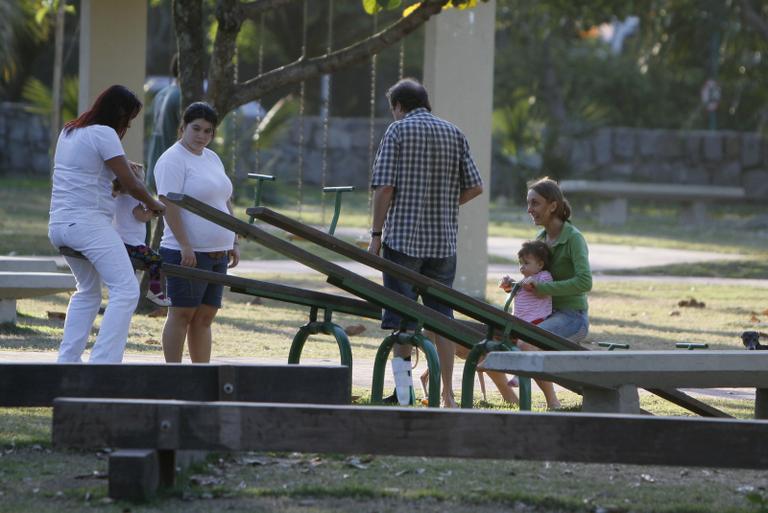 Betty Gofman com o marido, Hugo Barreto, e as gêmeas Alice e Helena