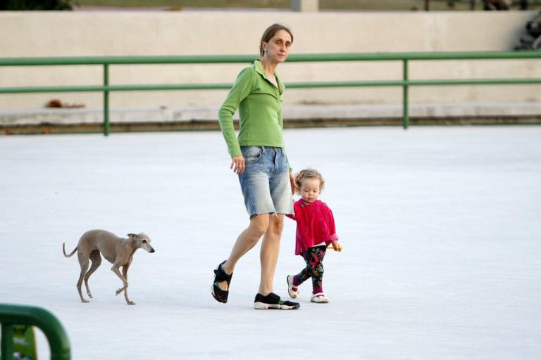 Betty Gofman com a filha e seus pets