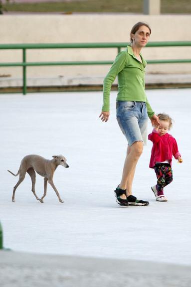 Betty Gofman com a filha e seus pets