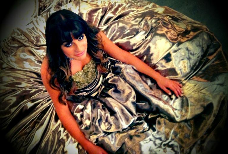 Lea Michele mostra bastidores de ensaio no Twitter