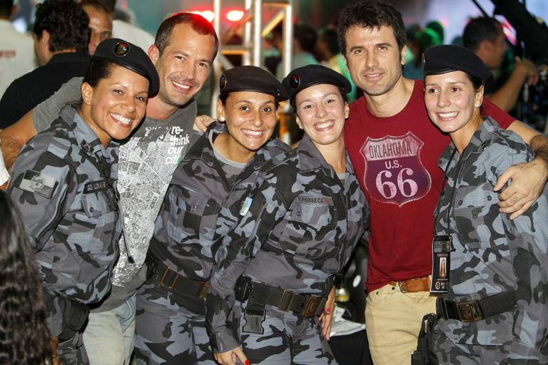 Malvino Salvador e Eriberto Leão posam com policiais militares no evento