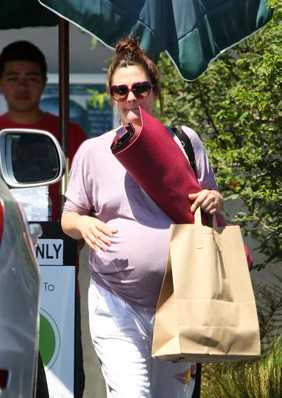 Grávida de oito meses, Drew Barrymore foi fotografada saindo de sua aula de yoga, em Los Angeles