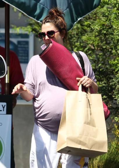 Grávida de oito meses, Drew Barrymore foi fotografada saindo de sua aula de yoga, em Los Angeles