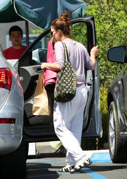 Grávida de oito meses, Drew Barrymore foi fotografada saindo de sua aula de yoga, em Los Angeles