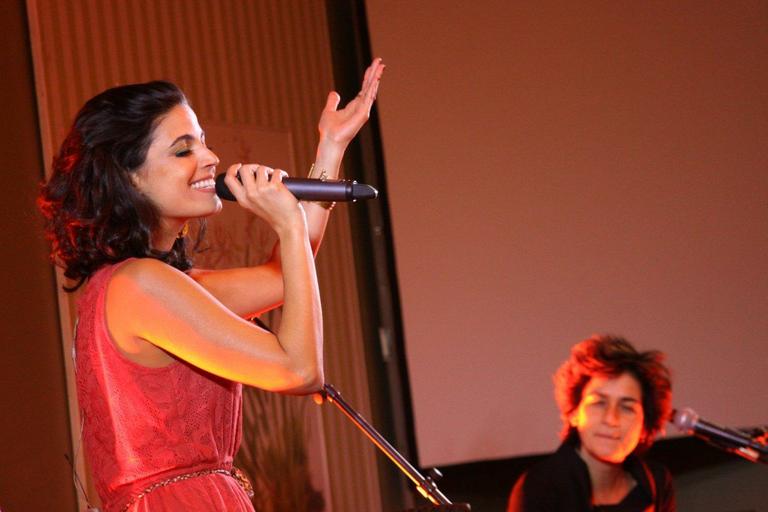 Emanuelle Araújo e a banda Moinho se apresentam em jantar beneficente no Rio