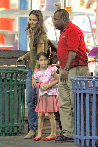 Suri Cruise pratica ginástica olímpica sob incentivo da mãe Katie Holmes