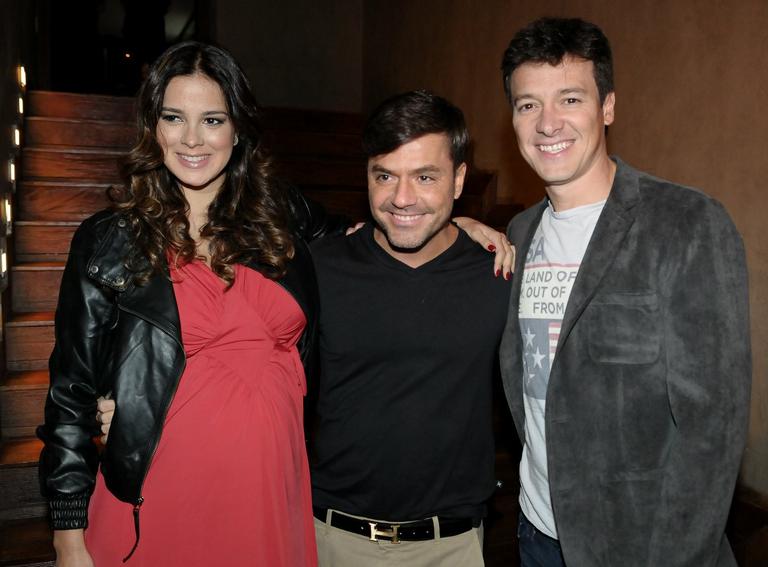 Rodrigo e Vera posam com Danilo Faro