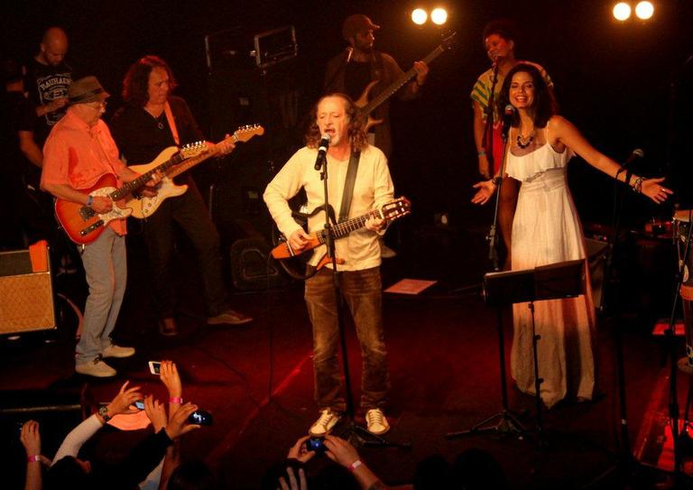 Alceu Valença canta com a banda Moinho