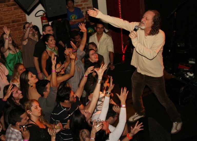 Alceu Valença canta com a banda Moinho