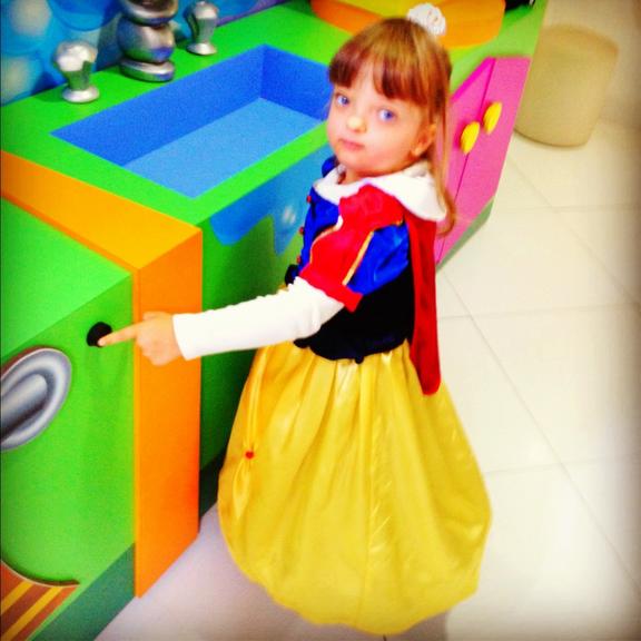 Rafaella Justus fantasiada de Branca de Neve em festa infantil