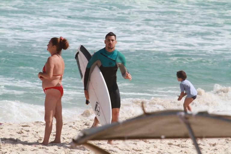 Cauã Reymond surfa nas águas da Barra da Tijuca