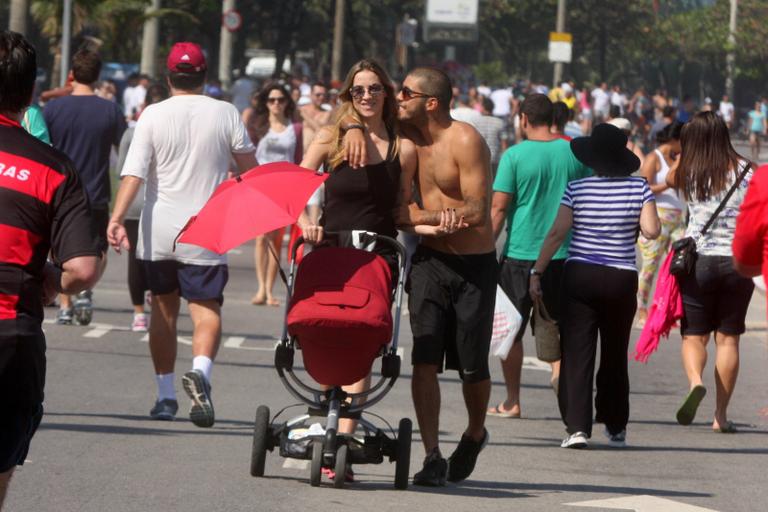 Luana Piovani com a família em Ipanema: o marido Scooby e o pequeno Dom no carrinho