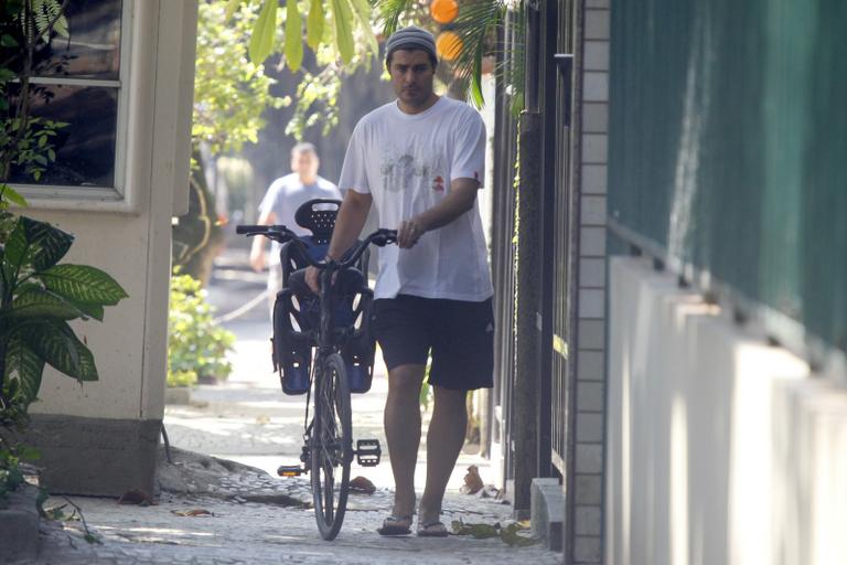 Thiago Lacerda é clicado de bike pela Barra da Tijuca