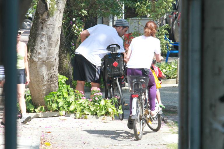 Com os filhos, Thiago Lacerda e Vanessa Lóes pedalam na Barra da Tijuca