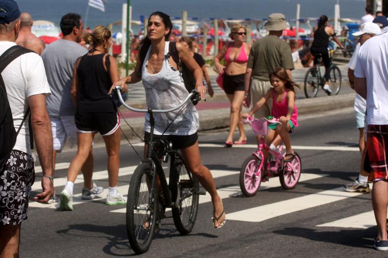 Cynthia Howlett e Manuela passeiam em Ipanema