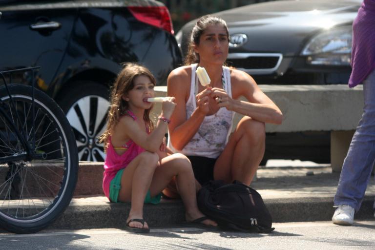 Cynthia Howlett e Manuela passeiam em Ipanema